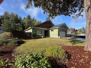 2110 Timberline Dr in Coos Bay, OR - Building Photo - Building Photo