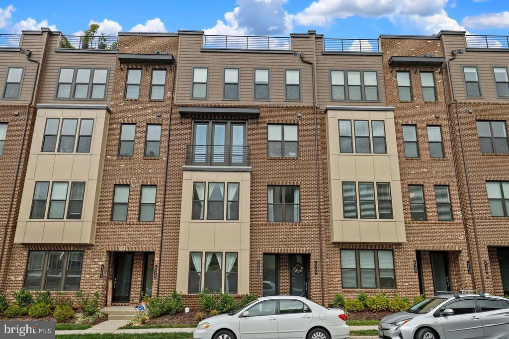 4757 Tatum Ml Wy in Chantilly, VA - Building Photo