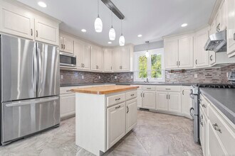 1 Arrowhead Trail in Waterford, CT - Building Photo - Building Photo