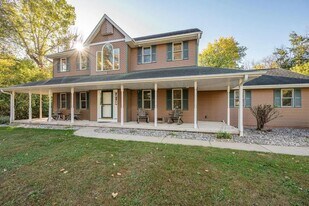 969 Riverside Dr in Suamico, WI - Building Photo