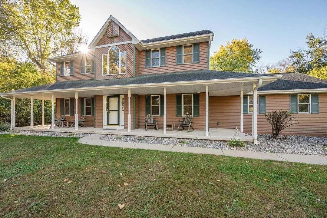 969 Riverside Dr in Suamico, WI - Foto de edificio