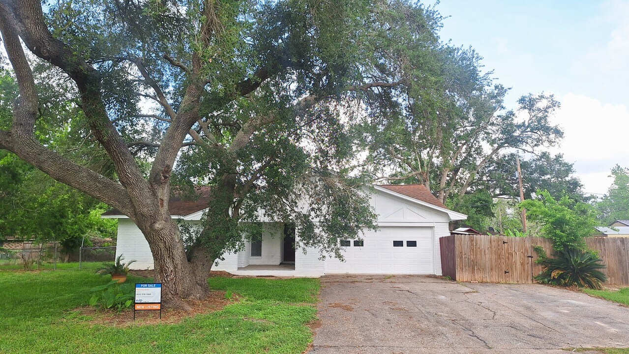 175 Upper Colorado Dr in Bay City, TX - Building Photo