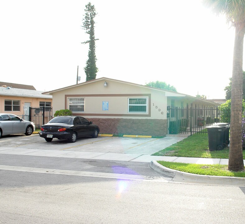 15961 NE 18 Pl in Miami, FL - Foto de edificio