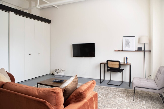 823 N 2nd St in Milwaukee, WI - Foto de edificio - Building Photo