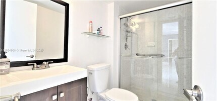 3731 N Country Club Dr, Unit 926 in Aventura, FL - Building Photo - Building Photo
