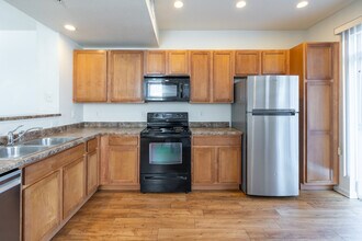Village at City Center in Aurora, CO - Foto de edificio - Interior Photo