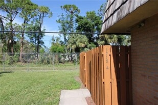 1715 Park Meadows Dr, Unit Unit 4 in Ft. Myers, FL - Building Photo