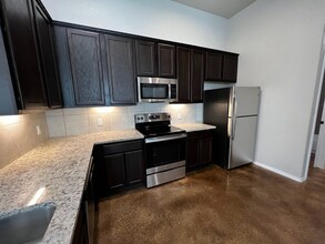 1145 Stanley Wy in Seguin, TX - Foto de edificio - Building Photo