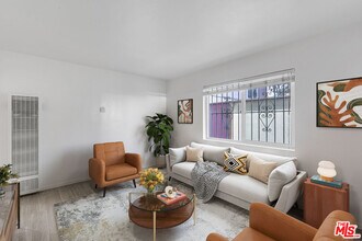 717 Ocean Front Walk in Los Angeles, CA - Building Photo - Building Photo