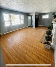 215 Tarrington Rd in Irondequoit, NY - Foto de edificio - Building Photo