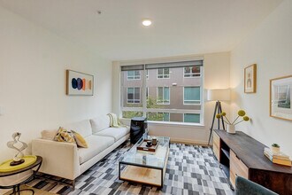 Augusta Apartments in Seattle, WA - Building Photo - Building Photo