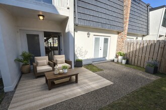 527 Front Beach Dr in Ocean Springs, MS - Building Photo - Building Photo