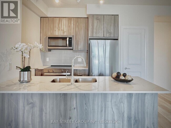 15 Watergarden Dr in Mississauga, ON - Building Photo - Building Photo