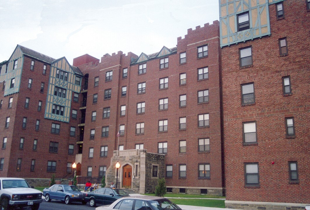 Suffolk Manor in Philadelphia, PA - Building Photo