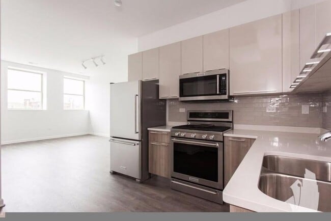 property at 932 W Dakin St