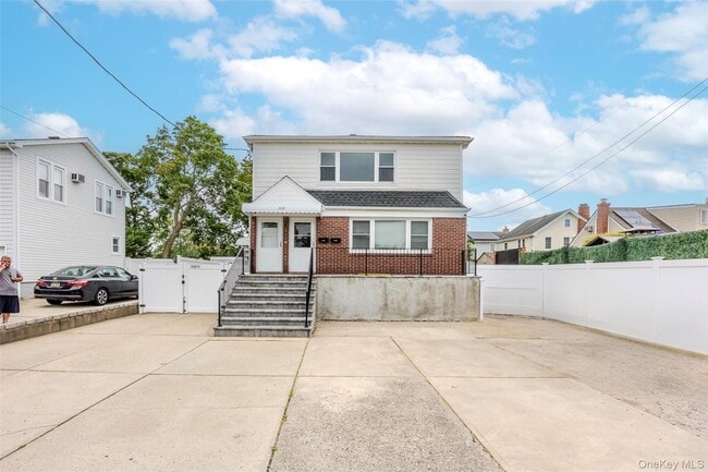 214 Carman Ave in East Rockaway, NY - Building Photo - Building Photo