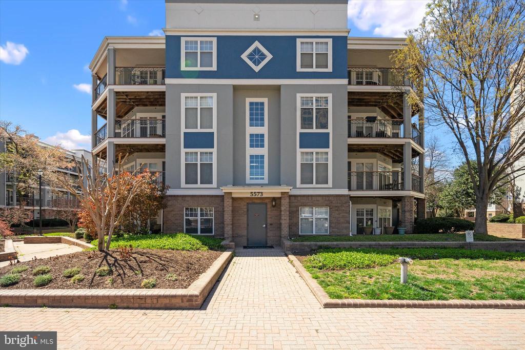 5573 Seminary Rd in Falls Church, VA - Building Photo