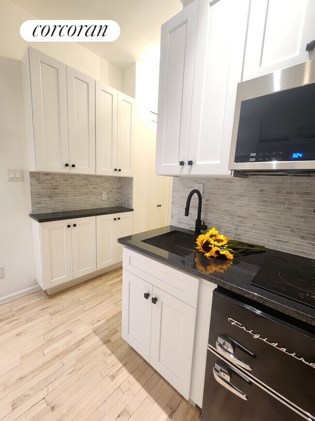 77 Perry St in New York, NY - Building Photo - Building Photo