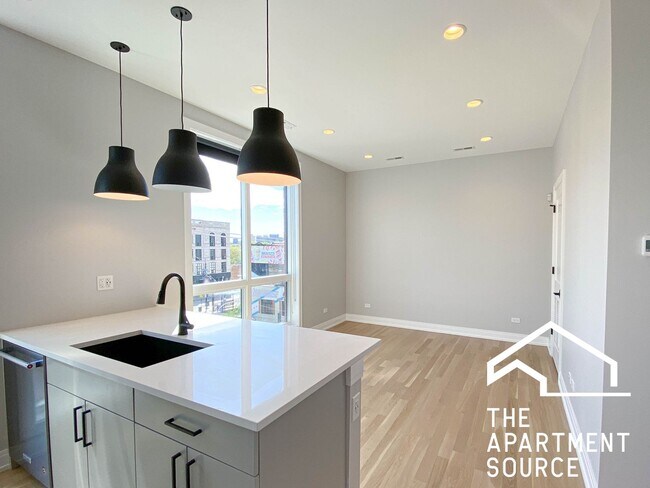 1050 W Cornelia Ave in Chicago, IL - Building Photo - Building Photo