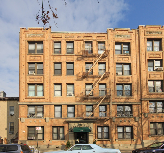 243 13th St in Brooklyn, NY - Foto de edificio - Building Photo