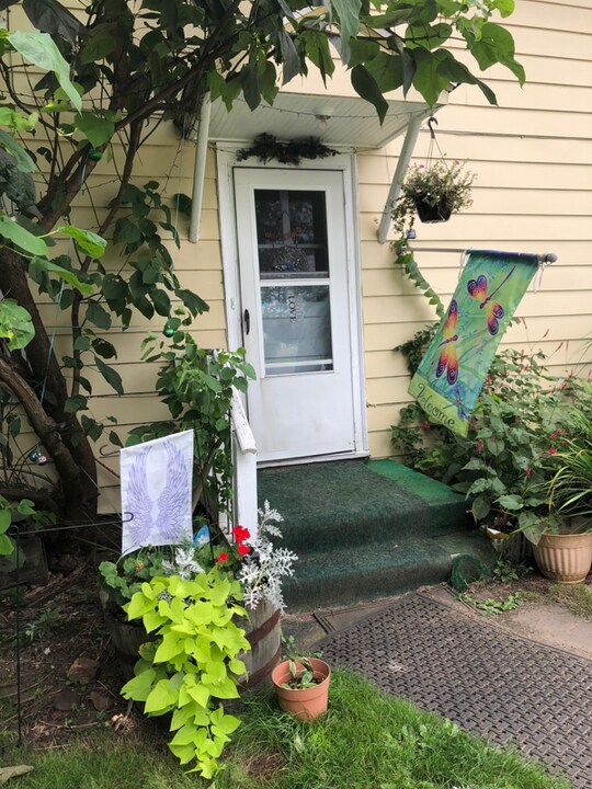 1273 Queen St in Southington, CT - Building Photo