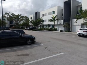 3050 NW 68th St in Fort Lauderdale, FL - Foto de edificio - Building Photo