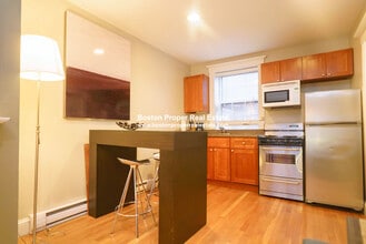 16 Cedar Lane Way, Unit 2 in Boston, MA - Foto de edificio - Building Photo