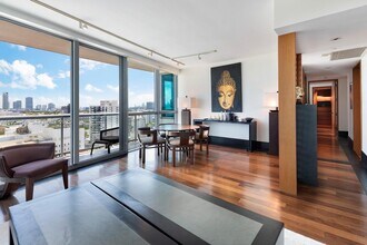 2301 Collins Ave in Miami Beach, FL - Foto de edificio - Building Photo