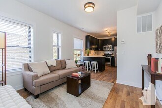 2203 W Eastwood Ave in Chicago, IL - Building Photo - Building Photo