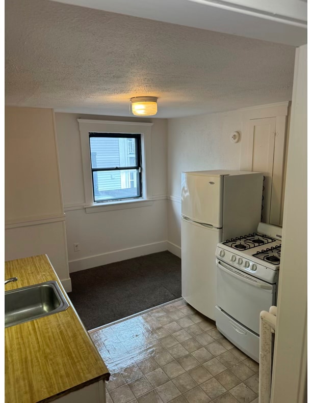 215 Main St in Barnstable, MA - Foto de edificio - Building Photo