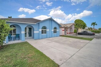 2767 W 69th Terrace in Hialeah, FL - Building Photo - Building Photo