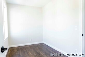 2017 Commonwealth Ave, Unit 4 in Boston, MA - Foto de edificio - Building Photo