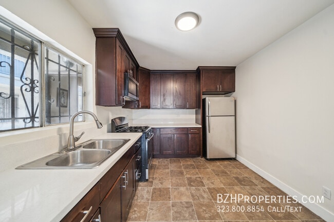 5391 Romaine St in Los Angeles, CA - Building Photo - Building Photo