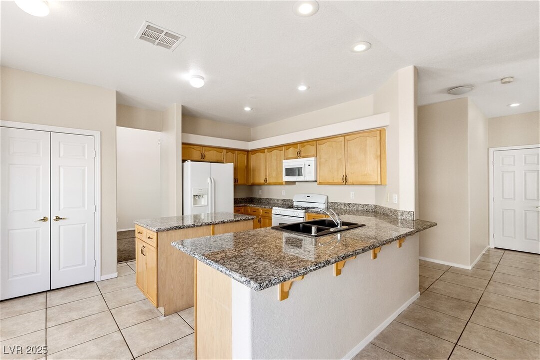 2802 Yorkshire Ave in Henderson, NV - Building Photo