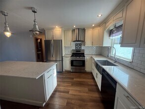 630 Ingraham Ln in New Hyde Park, NY - Building Photo - Building Photo