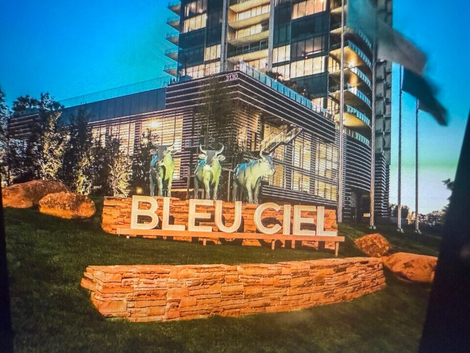 3130 N Harwood St, Unit Bleu Ciel 1004 in Dallas, TX - Foto de edificio
