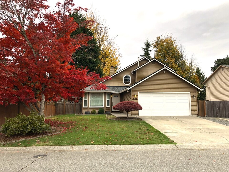 6113 144th St SE in Everett, WA - Foto de edificio