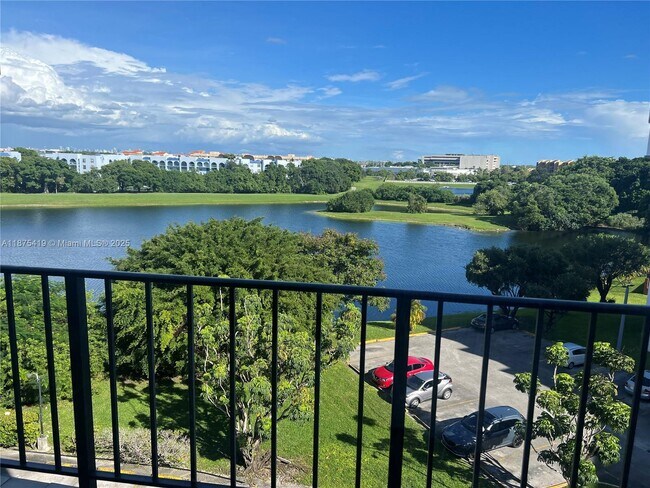 9682 Fontainebleau Blvd in Miami, FL - Building Photo - Building Photo