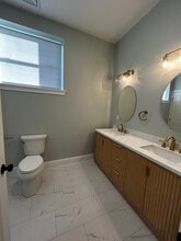 246 Front St, Unit 1 in Lincoln, RI - Foto de edificio - Building Photo