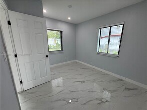 16440 NE 10th Ave in North Miami Beach, FL - Foto de edificio - Building Photo