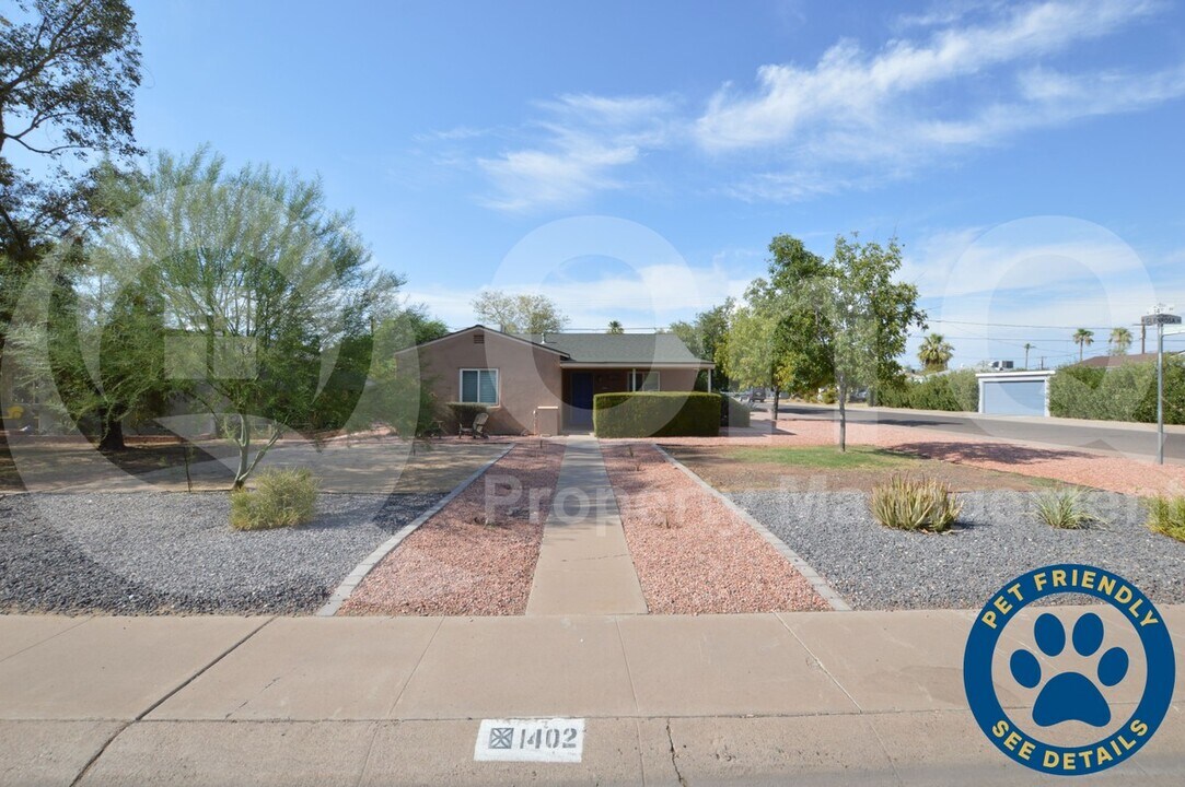 1402 W Glenrosa Ave in Phoenix, AZ - Foto de edificio