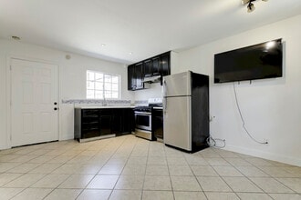 8852 Morehart Ave in Sun Valley, CA - Foto de edificio - Building Photo