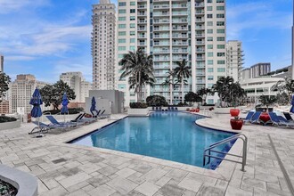 253 NE 2nd St, Unit 3607 in Miami, FL - Foto de edificio - Building Photo