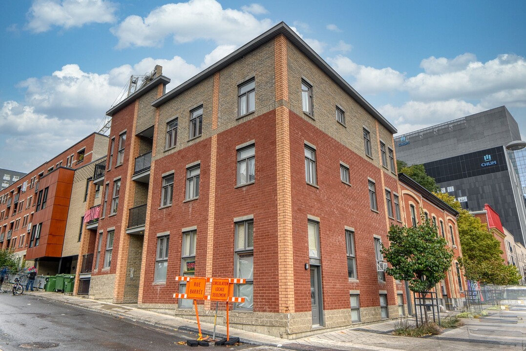 1055 De Bullion Rue in Montréal, QC - Building Photo