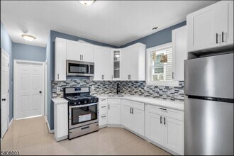 568 Grove St, Unit 2R in Irvington, NJ - Foto de edificio - Building Photo