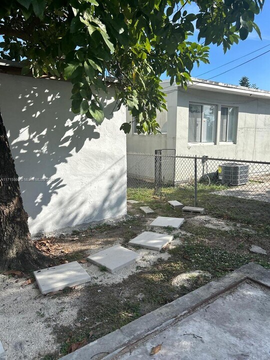 10850 NE 4th Ave-Unit -1 in Miami, FL - Building Photo