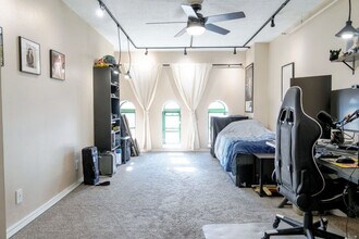 270 E Highland Ave, Unit 1015 in Milwaukee, WI - Building Photo - Building Photo