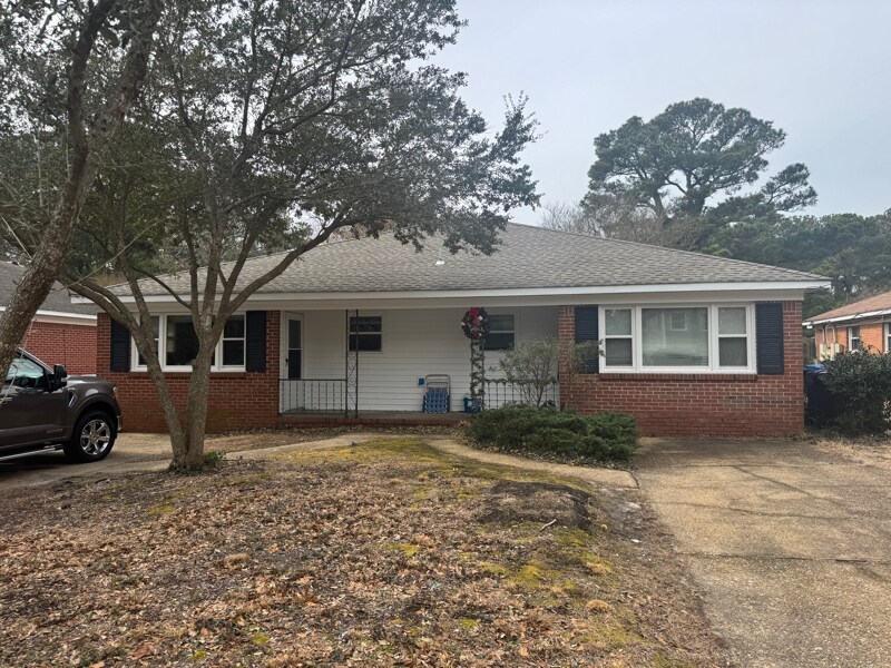 2219 Oak St, Unit Unit B in Virginia Beach, VA - Foto de edificio