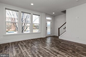 14583 Lakestone Dr in Chantilly, VA - Foto de edificio - Building Photo