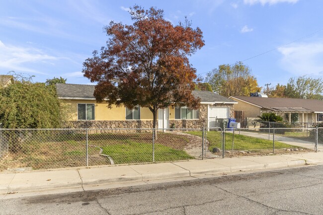 1021 Blossom St in Bakersfield, CA - Building Photo - Building Photo